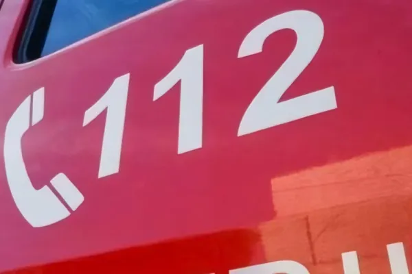 Descoperire șocantă într-un apartament din Târgu Jiu. Trupul unui bărbat, găsit de către pompierii alertaţi de vecini