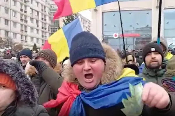 Gest incredibil: un protestatar a aruncat cu 3 lei spre Nicușor Dan