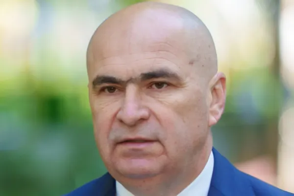 Ilie Bolojan i-a trimis pe români la muncă, dar el și-a făcut punte pe ascuns cu weekendul: „E în concediu legal”