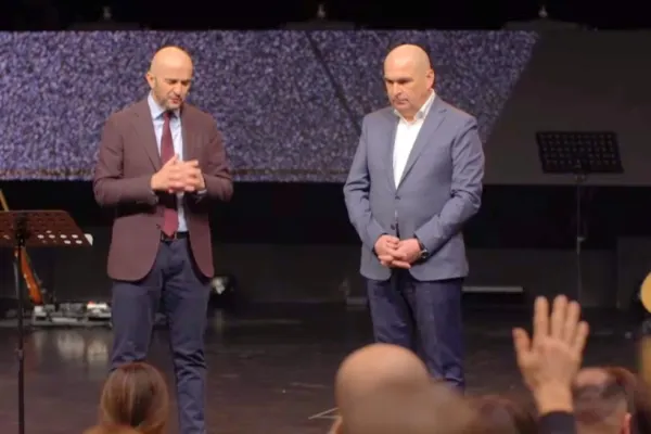 Rugăciune pentru Ilie Bolojan, cu premierul pe scenă, la o biserică baptistă din Oradea. Credincioșii, puși să se ridice în picioare – FOTO/VIDEO