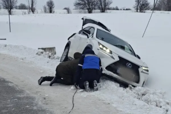 Intervenție salvatoare a jandarmilor pentru o familie cu doi micuți, rămasă blocată în șanț după un accident cu mașina VIDEO