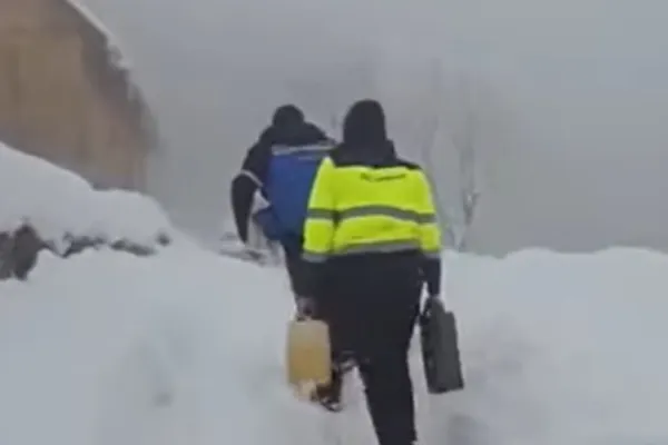 Intervenție contra-cronometru în Hunedoara: măicuțele de la Schitul Bujoara, izolate din cauza vremii extreme. Jandarmii le-au dus alimente - VIDEO