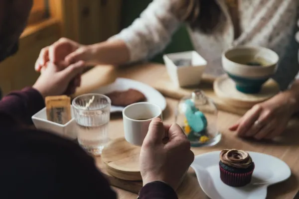 Influencerii care au încercat să achite nota cu notorietatea online, puși la punct de patronul unui restaurant
