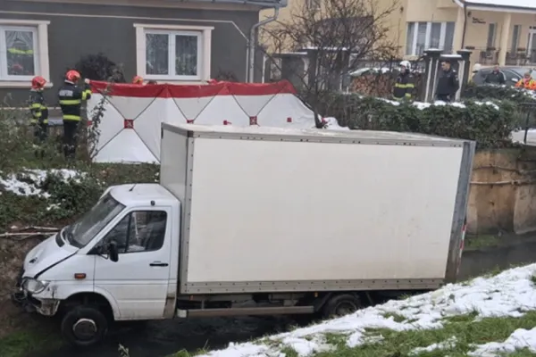 Un șofer a murit într-un accident cumplit, în Băile Felix. Camioneta pe care o conducea a ajuns în pârâul Peța