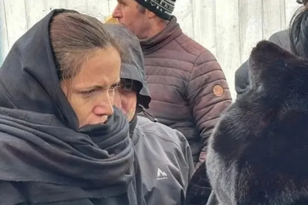 Mirabela Grădinaru și-a condus bunica pe ultimul drum. Nicușor Dan a fost absent - VIDEO