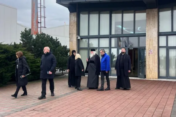 Slujbă religioasă pe aeroportul din Timișoara, înainte de repatrierea trupurilor celor 7 suporteri morți. Mitropolitul Banatului oficiază ceremonia - VIDEO