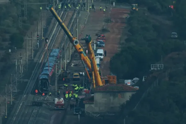 Al treilea accident feroviar în Spania în ultimele 4 zile. Trei oameni sunt răniți, după ce un tren a lovit brațul unei macarale ajuns pe șine