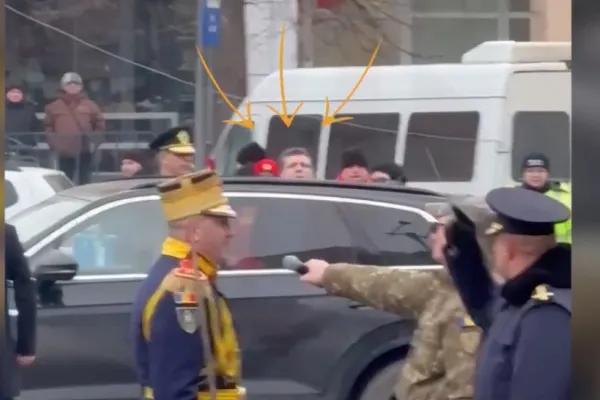 Nicușor Dan, încă un moment penibil. A primit onorul militar de după mașină - VIDEO