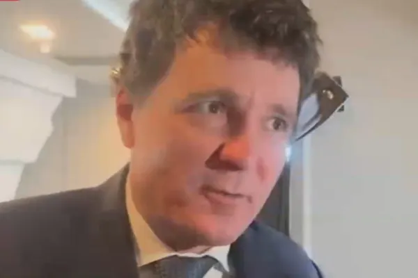 Nicușor Dan îl copiază pe Trump și dă interviuri din avion. Ce le-a spus reporterilor, în fuga sa spre Macron - VIDEO