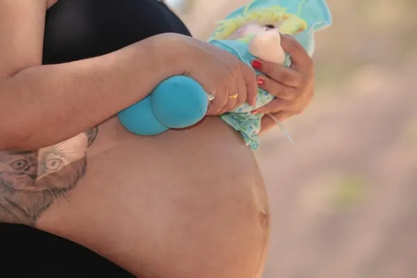 Naștere prematură după un accident pe stradă: un nou-născut se zbate între viață și moarte după ce mama sa a fost lovită de o bicicletă electrică