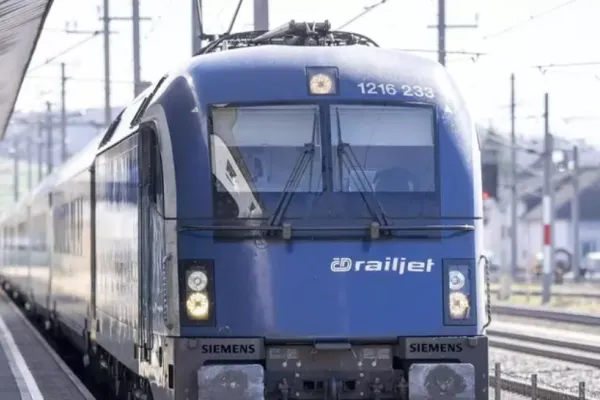 Accident feroviar în Roznov: un bărbat de 55 de ani, rănit după ce a fost lovit de un tren