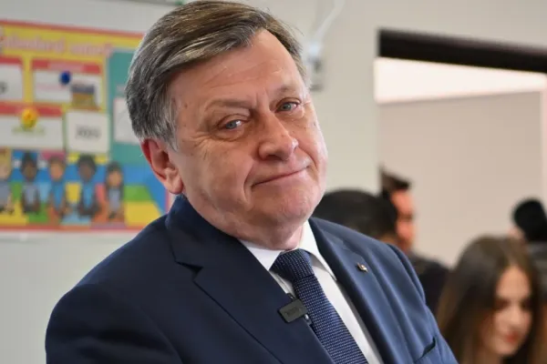 Crin Antonescu vorbește despre trădările din PNL: „Bolojan a dezlănțuit o campanie împotriva lui Predoiu”. Nici Nicușor Dan nu a scăpat de critici acerbe