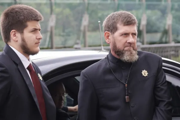 Ramzan Kadîrov este pe moarte,  iar fiul său, Adam, se zbate între viață și moarte după un accident grav. Bătaie cruntă pentru succesiunea la „tron”