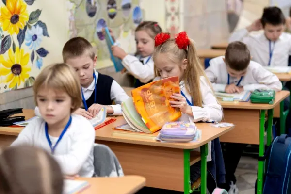 Școlile din Rusia reintroduc nota la purtare, care include „obediență” și ”conformare ideologică”