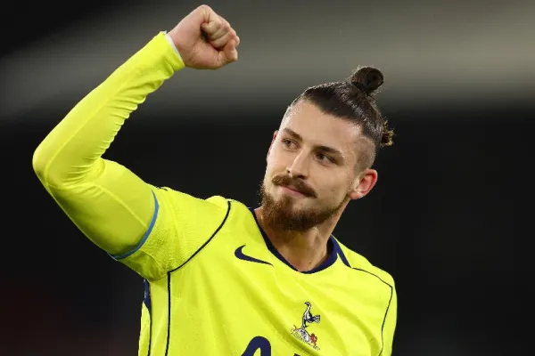 Radu Drăgușin, pe picior de plecare de la Tottenham. Clubul din Italia care monitorizează îndeaproape transferul internaționalului român