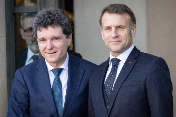 Prietenie doar aparentă? Macron, fără reacție după ce Nicușor Dan a rămas blocat pe aeroportul din Franța