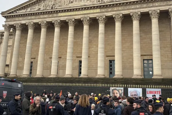 Haos la Paris, pe fondul protestelor masive ale agricultorilor. Șefa Adunării Naționale, huiduită de protestatari și lovită cu un obiect aruncat din mulțime – VIDEO | LIVE TEXT