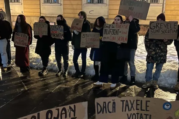Studenții din Cluj se alătură protestelor. Tinerii sunt revoltați de majorarea taxelor universitare și nu vor ca Daniel David să revină ca rector - VIDEO