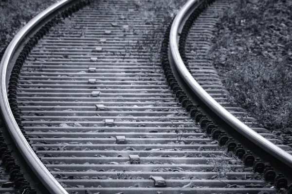 Accident feroviar grav. Un tren de călători a intrat într-un TIR