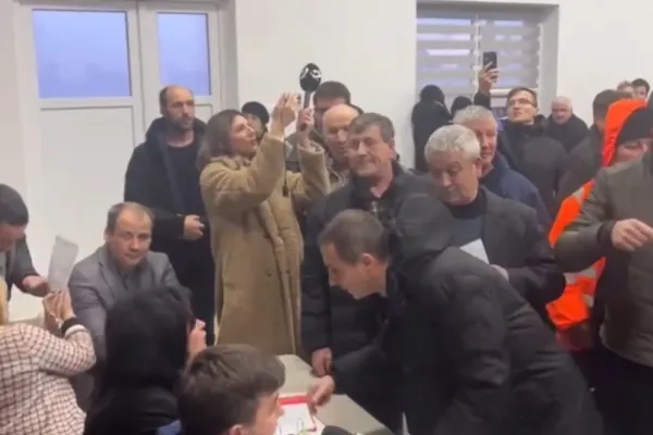 Scandal monstru într-o primărie din județul Suceava. Cetățenii cer socoteală edilului pentru scumpirile anunțate de la 1 ianuarie VIDEO