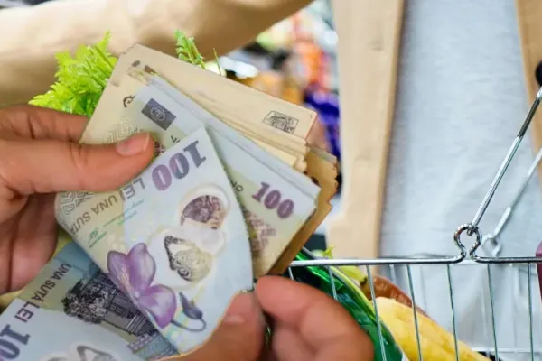 Cifre-șoc, ce își mai permit românii să cumpere după scumpiri. Realitatea bate și prognozele experților