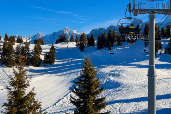 Accident șocant pe pârtie. O turistă și-a fracturat coloana pe Transalpina