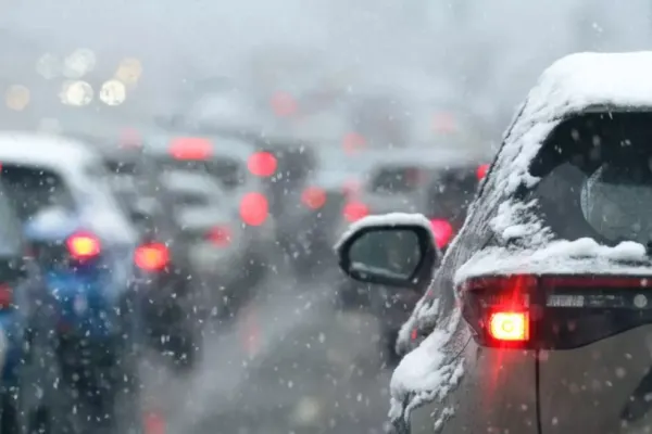 Mare atenție, șoferi. Se circulă în condiții de iarnă în Capitală și pe mai multe drumuri naționale din țară. Recomandările polițiștilor