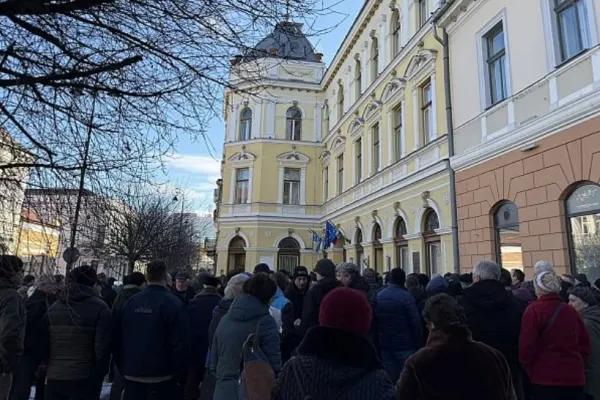 Revoltă din cauza taxelor în țară. Proteste la primărie