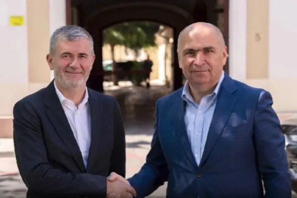 Cine este baronul PNL care îl apără de pietre pe Ilie Bolojan? Contracte de miliarde de euro cu statul