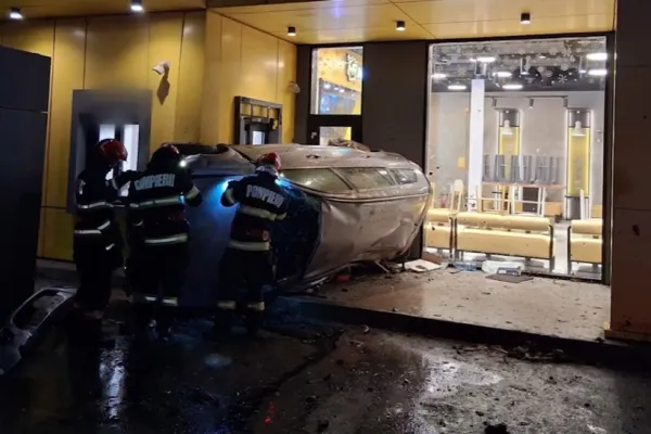Mașină scăpată de sub control în Cluj: a rupt un stâlp și a intrat într-un restaurant