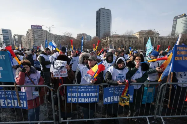 "Școala moare în nevoi, voi vă bateți joc de noi”. Peste 3000 de angajați din Educație au protestat la ușa Guvernului FOTO&VIDEO