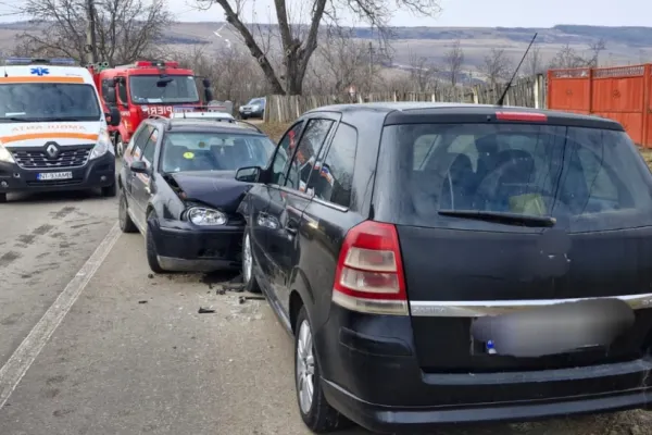 Trei persoane au ajuns la spital după un accident rutier produs în județul Neamț: două mașini s-au ciocnit frontal