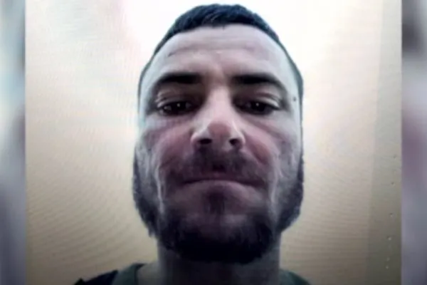 Emil Gânj este căutat de mai bine de 7 luni pentru crimă. În tot acest timp, zeci de polițiști îl caută și reclamă neplata orelor suplimentare