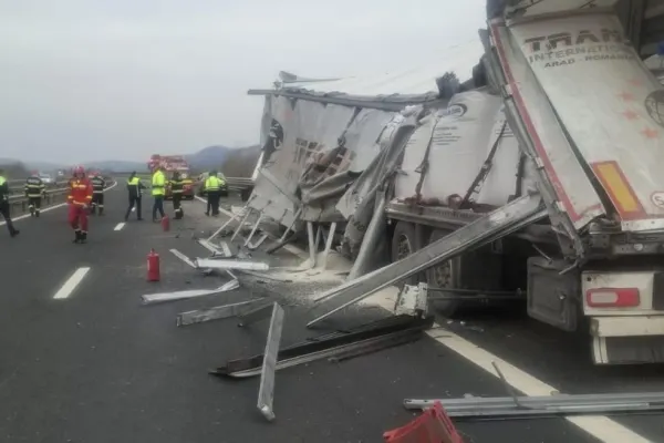 Pericol pe autostradă: două TIR‑uri, unul încărcat cu sulfat de amoniu, implicate într-un accident violent pe A1 - FOTO&VIDEO