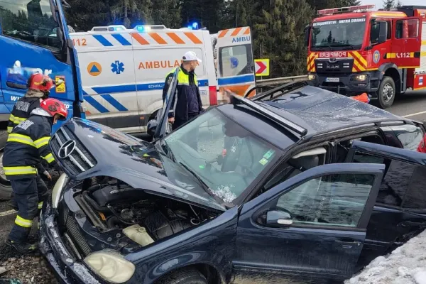 Accident rutier grav pe DN17, în Poiana Stampei: trei persoane rănite după coliziunea dintre un autotren și un autoturism | FOTO