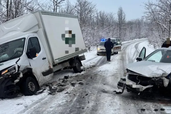 Accident pe DJ 606, în județul Mehedinți: o șoferiță a lovit o autoutilitară, un pasager rănit