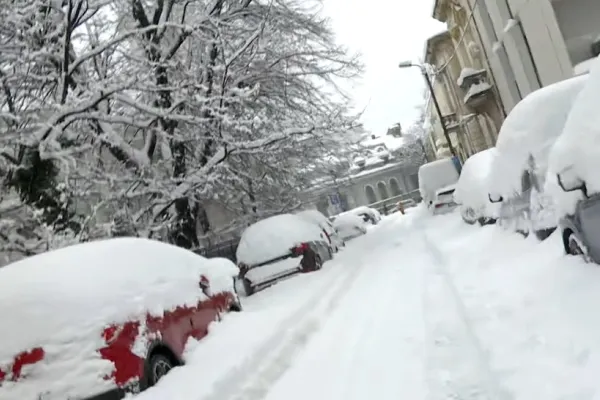 Zona de nord a Capitalei, complet BLOCATĂ după ninsorile abundente din ultimele ore. Utilajele Romprest, înzăpezite și ele