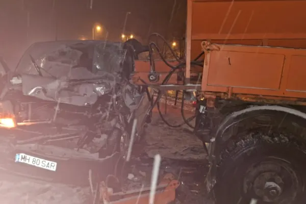 Accident în județul Mehedinți între un microbuz și un utilaj de deszăpezire: 5 oameni au ajuns la spital - VIDEO