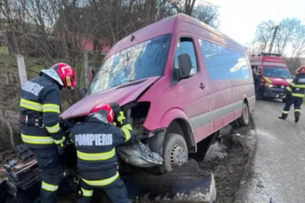 Microbuz cu 11 pasageri implicat într-un accident la Valea Sânpetru. Șase ambulanțe au ajuns fața locului