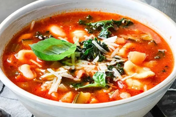 Cea mai bună rețetă de supă Minestrone - preparatul italian plin de savoare și vitamine