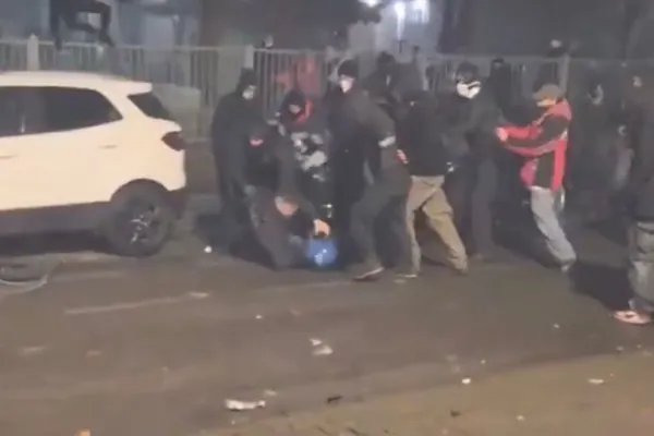 Revolte de stradă în Italia. Un polițist, aproape să fie linșat de Antifa, grupare de extremă stânga - VIDEO