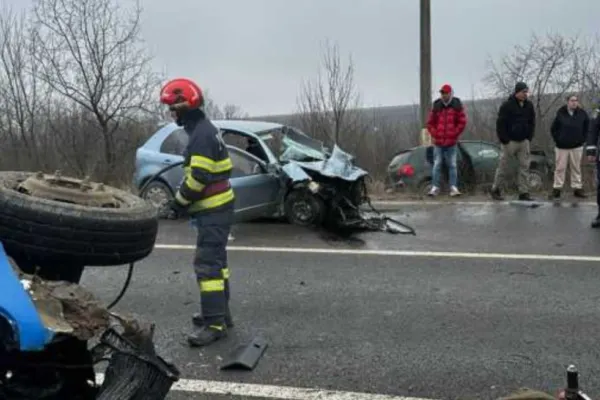 Accident grav în județul Iași. Un bărbat este încarcerat, iar alte două persoane sunt inconștiente