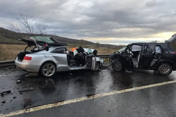 Doi morți într-un accident grav produs pe o șosea din județul Sibiu. Trei persoane au fost încarcerate - VIDEO