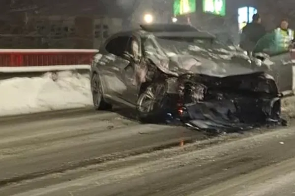 Impact violent în Ploiești. Autobuz implicat într-un accident rutier. O pasageră a ajuns la Urgențe