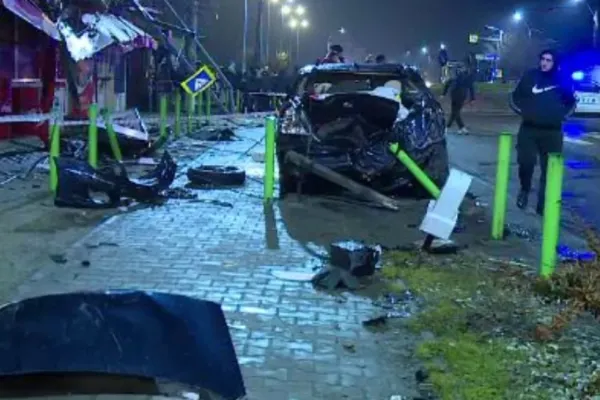 Accident spectaculos în Ilfov. Un șofer a zburat, la propriu, peste sensul giratoriu și s-a oprit pe acoperișul unui magazin - VIDEO