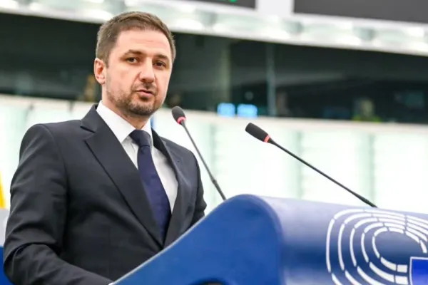 Adrian Axinia (europarlamentar AUR): „Avem un Președinte ilegitim posibil infractor. El trebuie suspendat și demis din funcție”