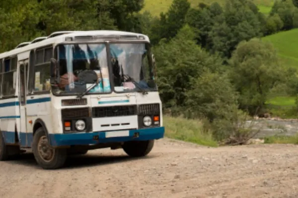Șocul unei pensionare: și‑a investit toate economiile într‑o casă, iar acum află că un autobuz îi va trece prin grădină