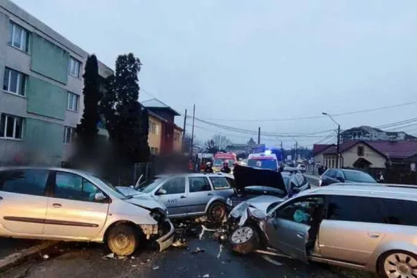 Accident rutier cu cinci mașini implicate: victimele sunt două femei