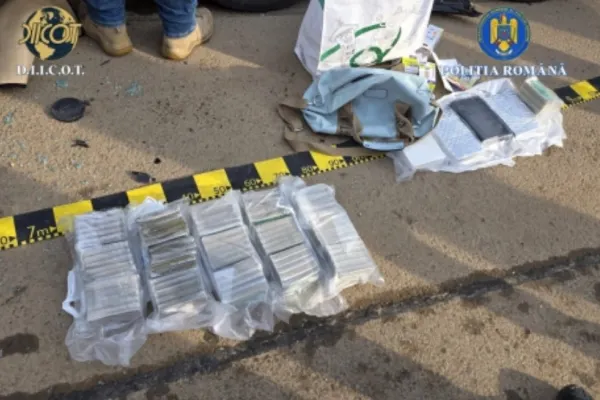 Traficanții de droguri din București nu mai au frică de nimeni. Momentul în care lovesc mașina agenților antidrog și rănesc 2 polițiști - VIDEO
