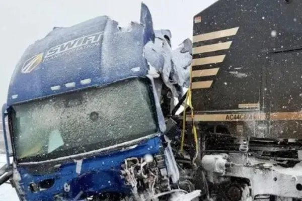 Accident spectaculos în SUA: un tren a lovit în plin un camion blocat pe șine din cauza zăpezii. Furtuna de iarnă continuă să facă ravagii în SUA